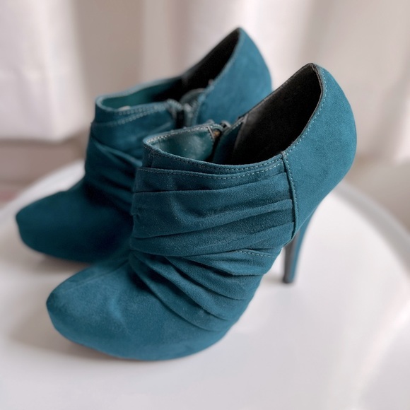 G by Guess…Beautiful and Unique! SZ 8 - Picture 4 of 7